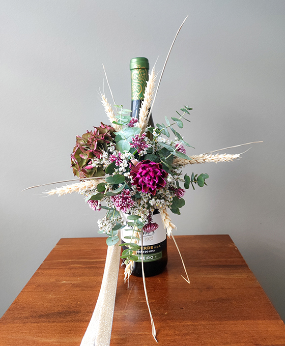 vino con flores para regalar