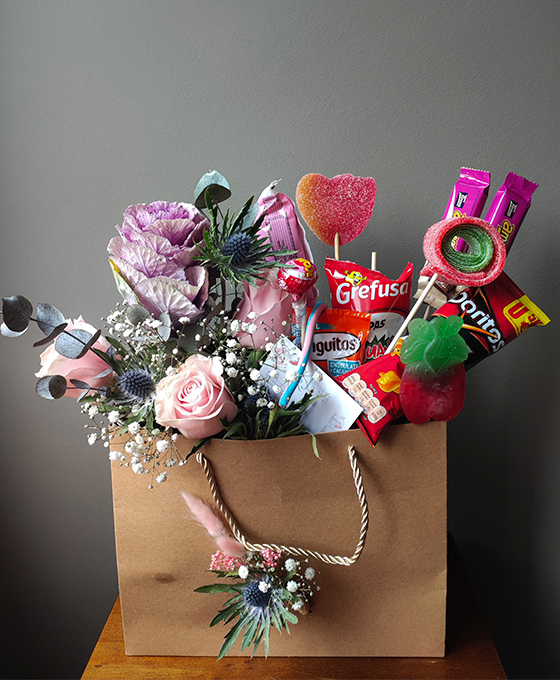 arreglo de flores con gominolas