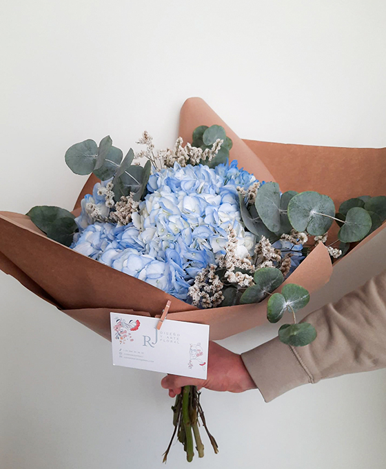 Ramos de flores en tonos azules