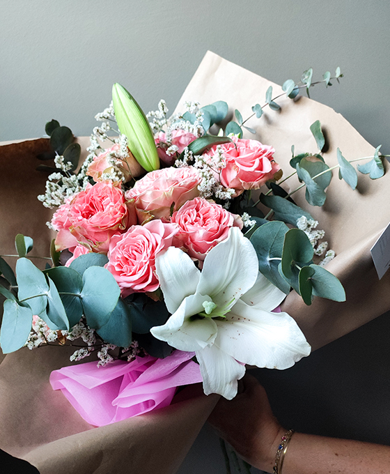 Ramos variados con rosas y lilium